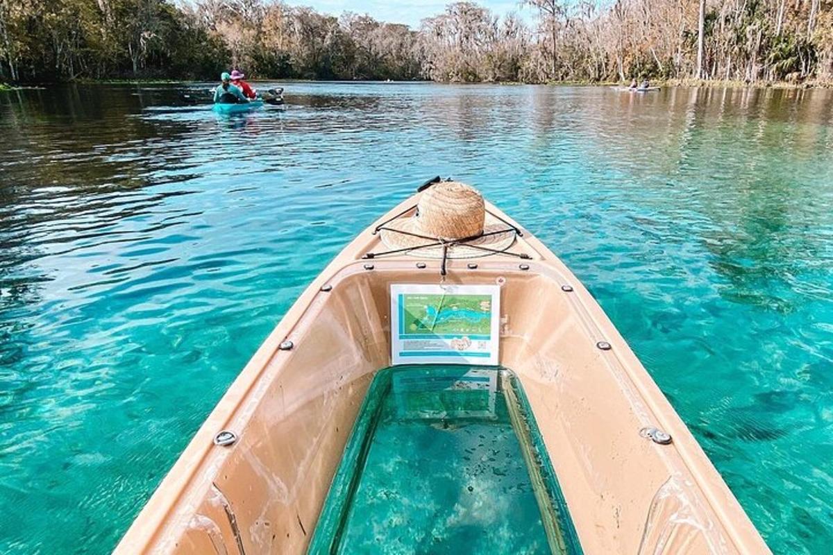 isang tao sa isang bangka sa tubig