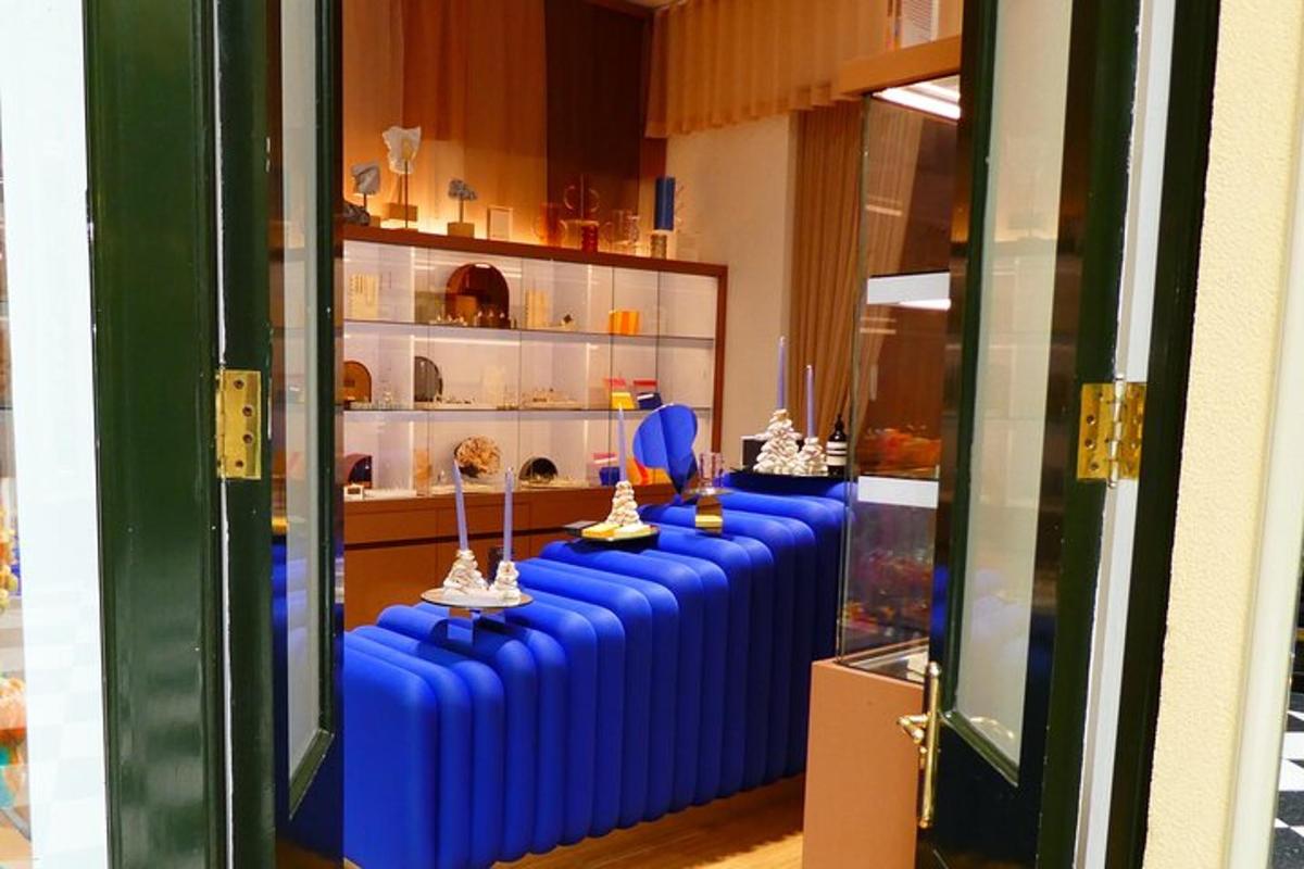 herbergi með röð af bláum borðum með verðlaunapeningum