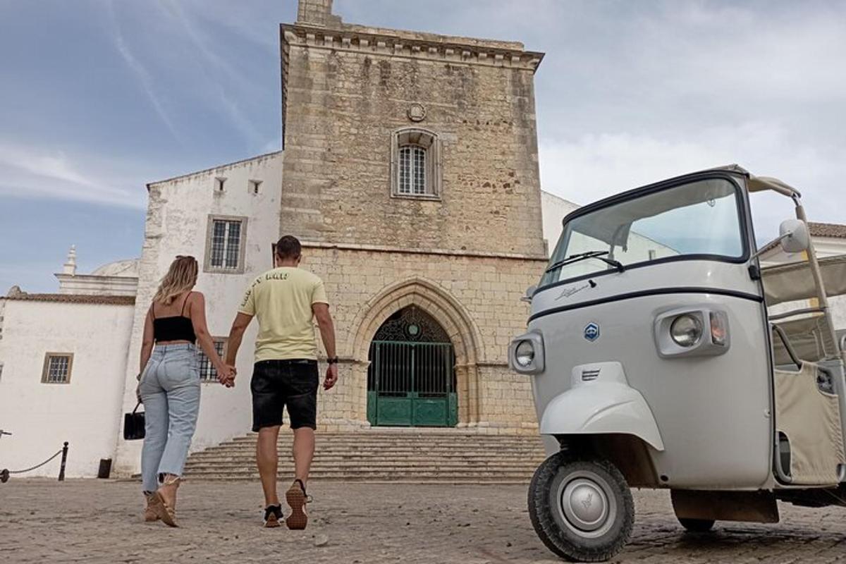 un uomo e una donna camminano davanti a un'auto
