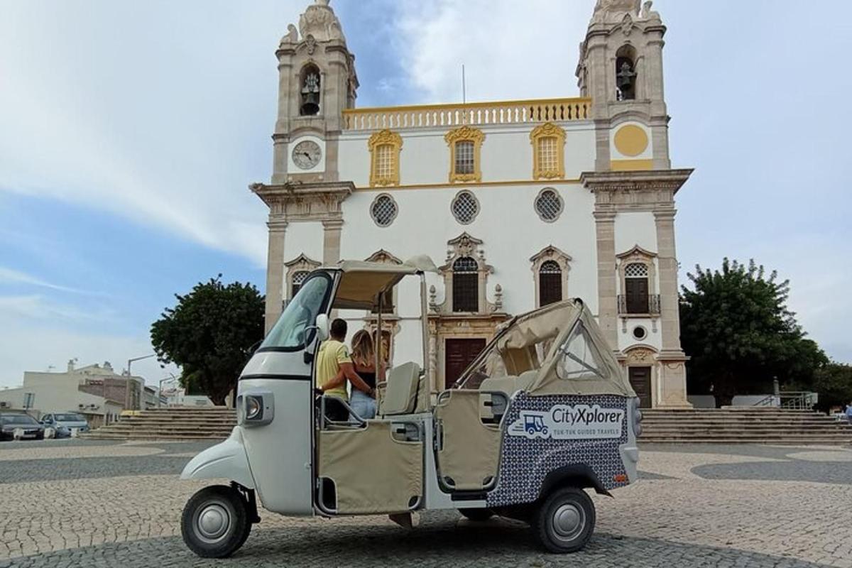 Un coche pequeño aparcado delante de un edificio