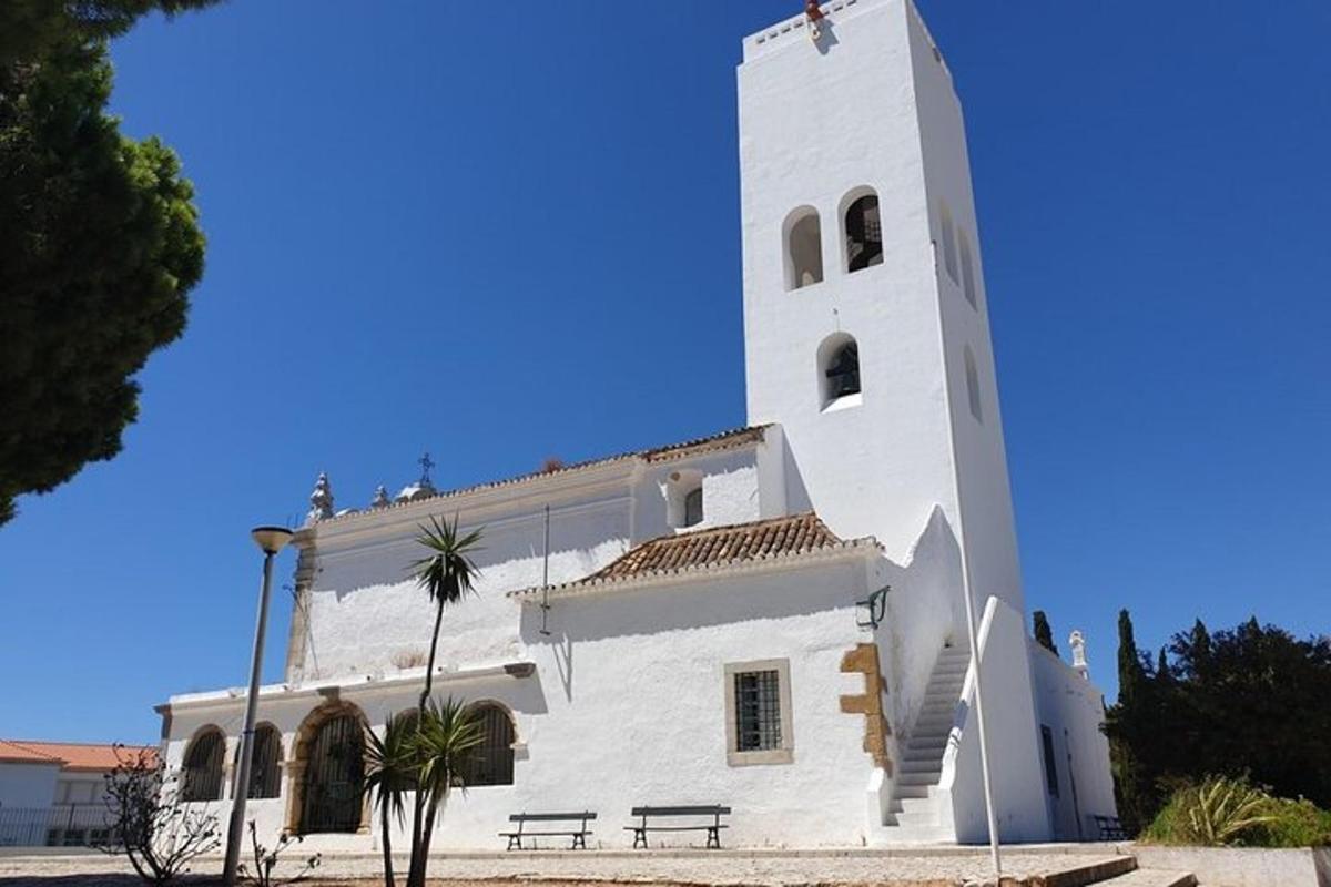 un edificio bianco con una torre dell'orologio in cima