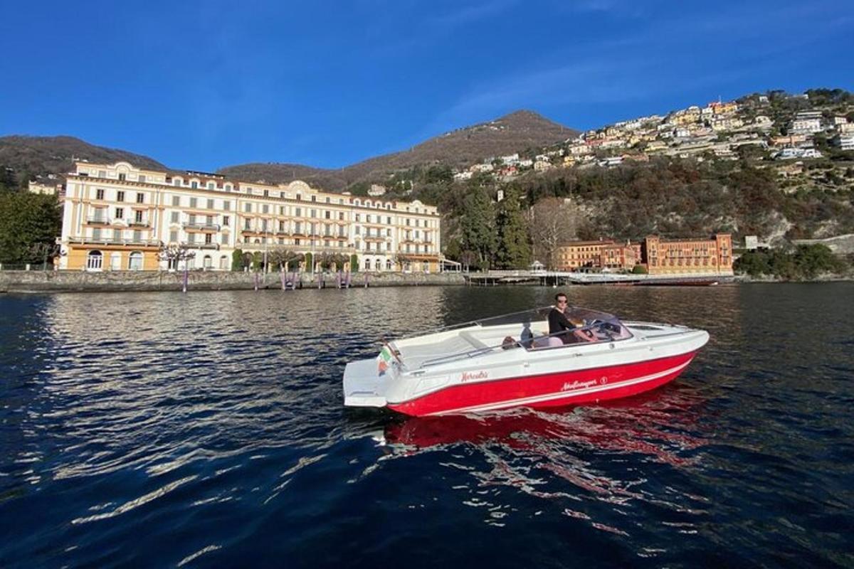 un uomo su una barca rossa e bianca nell'acqua
