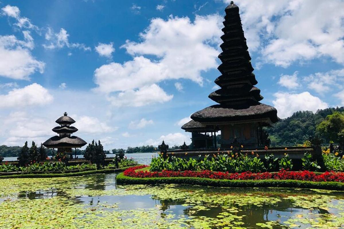 pagoda di tengah-tengah badan air
