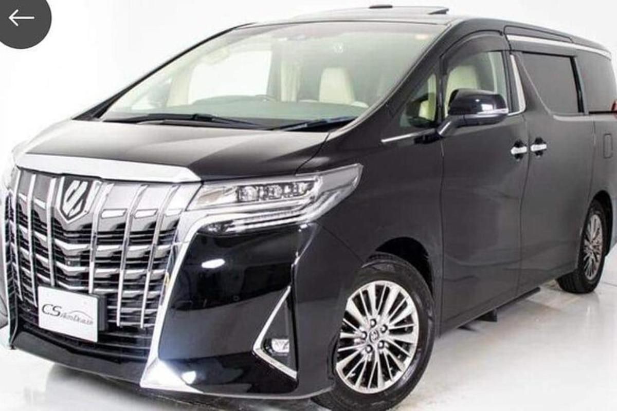 un furgone grigio è parcheggiato in un garage