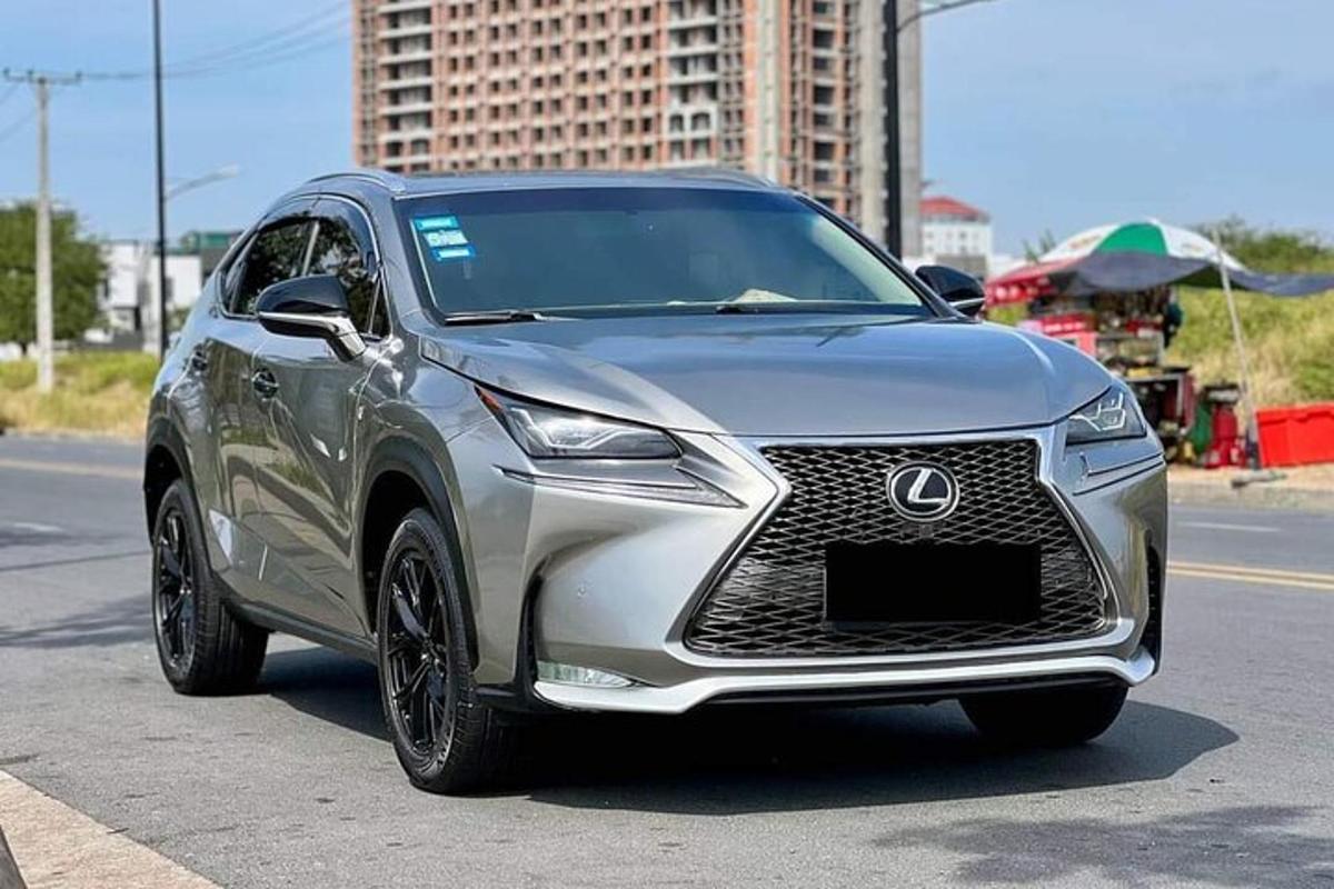stříbrný lexus lexusilus zaparkovaný na ulici