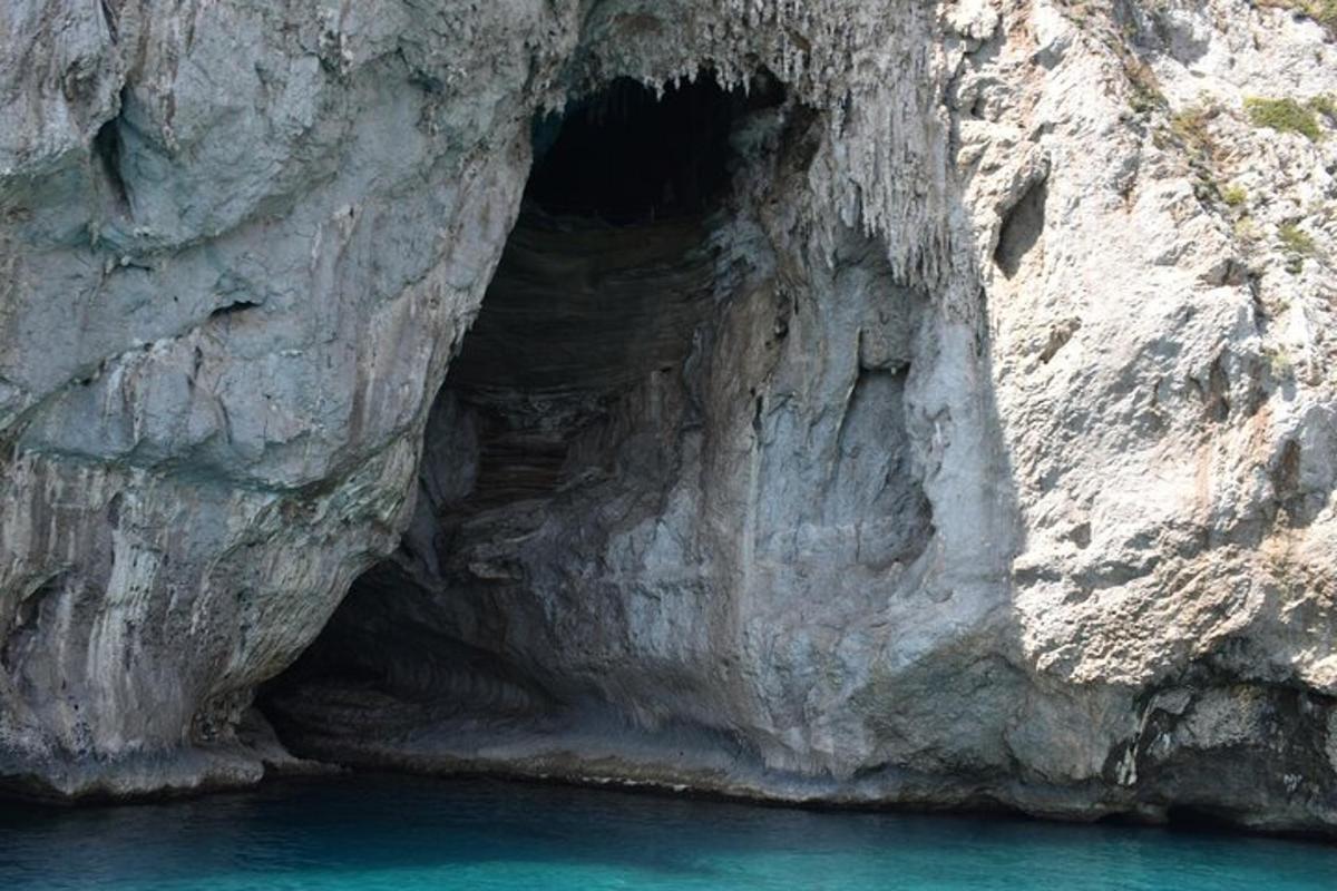una grotta nel fianco di una scogliera rocciosa