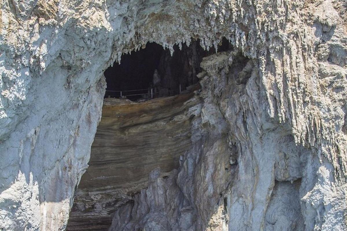 una grotta nel fianco di una scogliera rocciosa