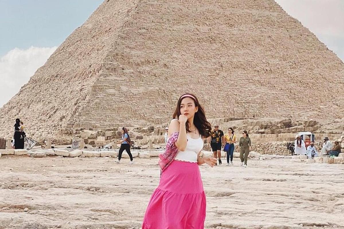 uma mulher está parada em frente a uma pirâmide