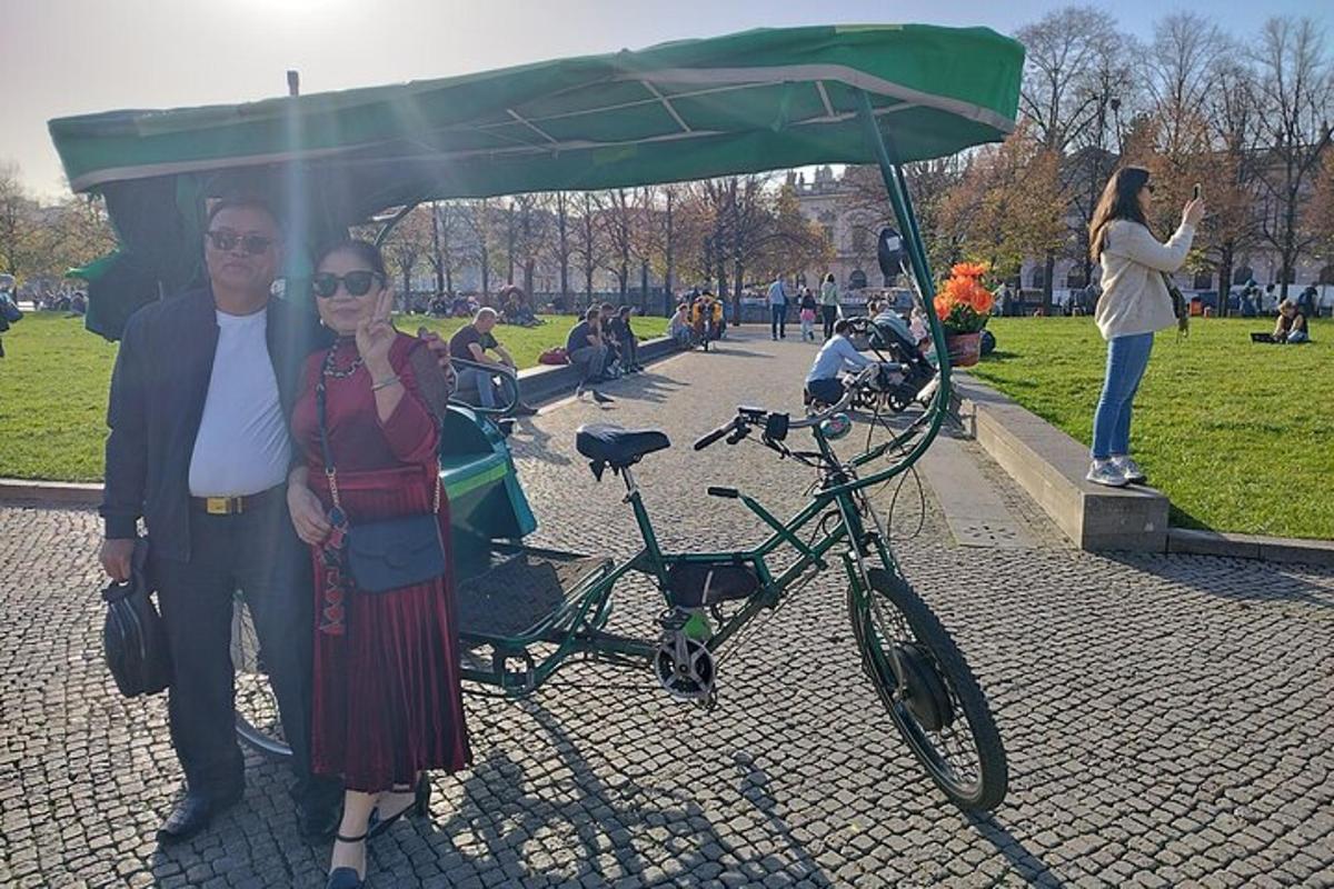 Un hombre y una mujer de pie junto a una bicicleta