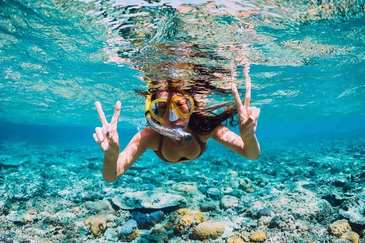isang tao sa tubig na may maskara