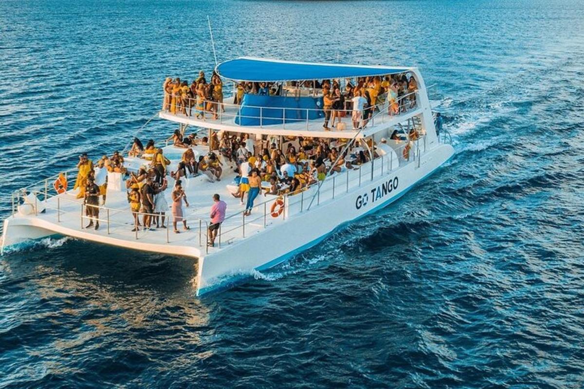 група хора на лодка във водата