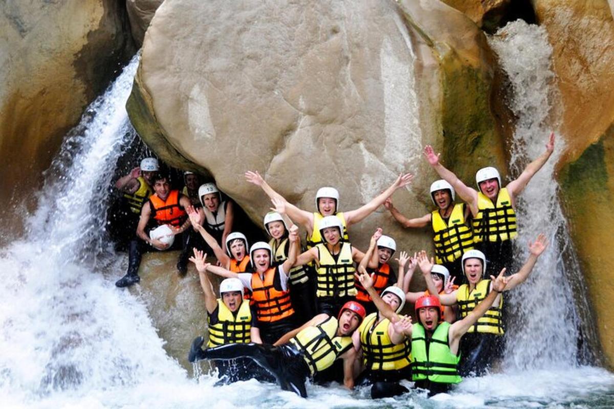 un gruppo di persone su una zattera in una cascata