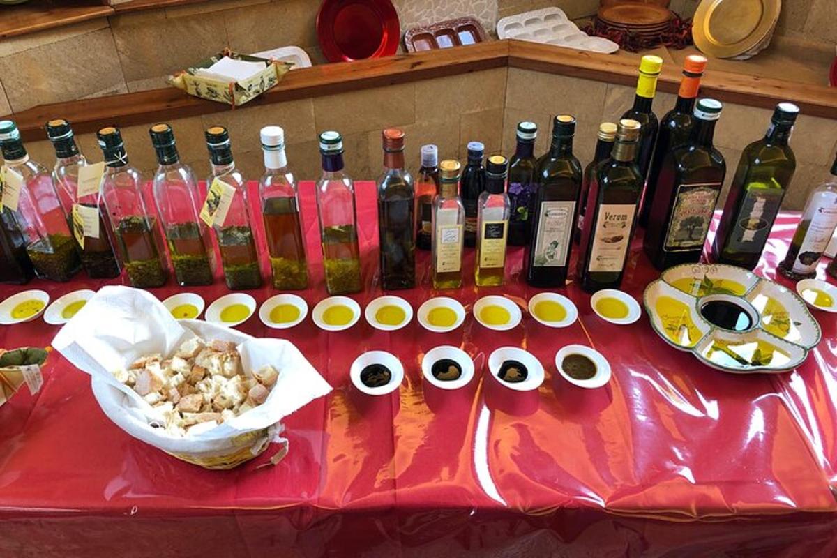 un mucchio di bottiglie di vino su un tavolo rosso