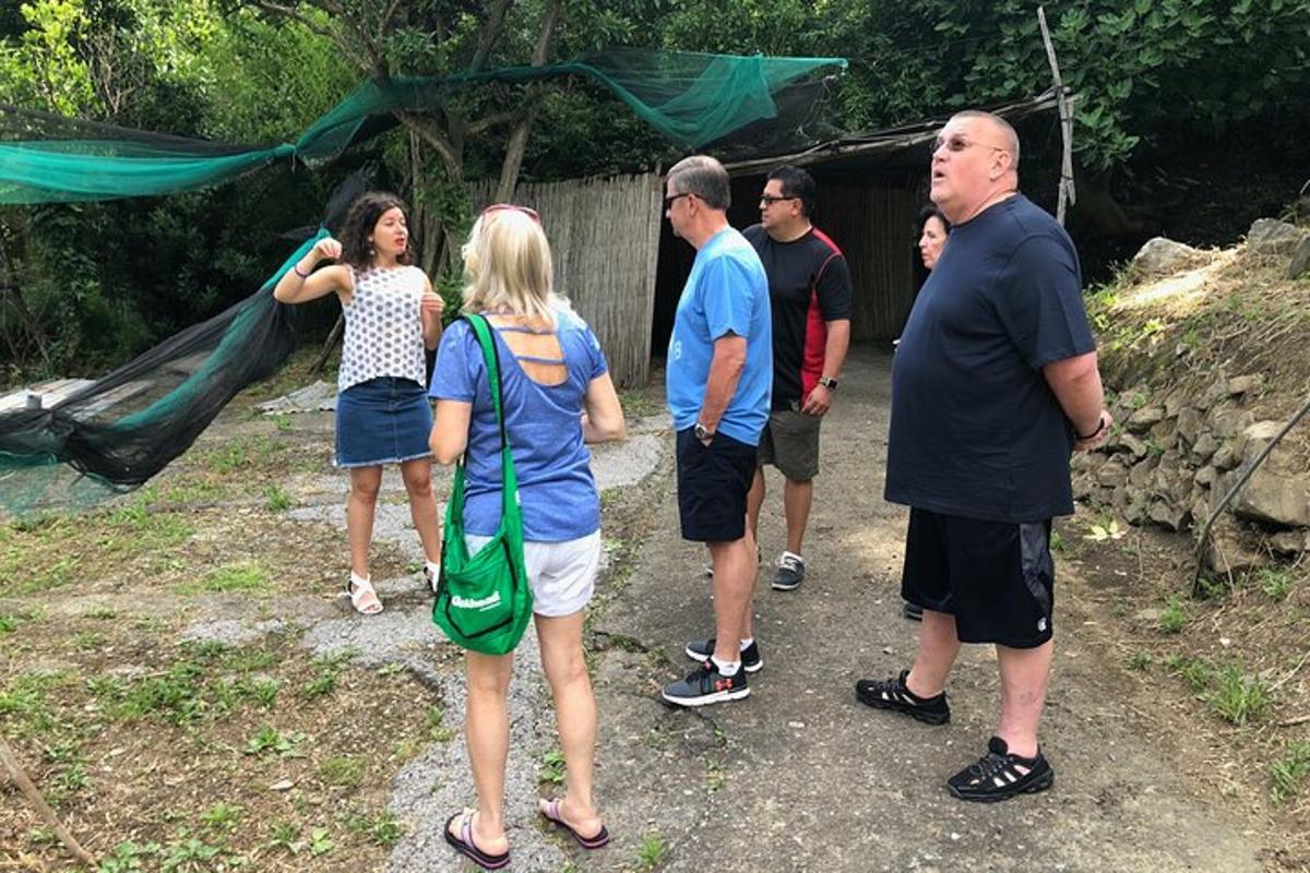 un gruppo di persone in piedi attorno a un gruppo di bambini