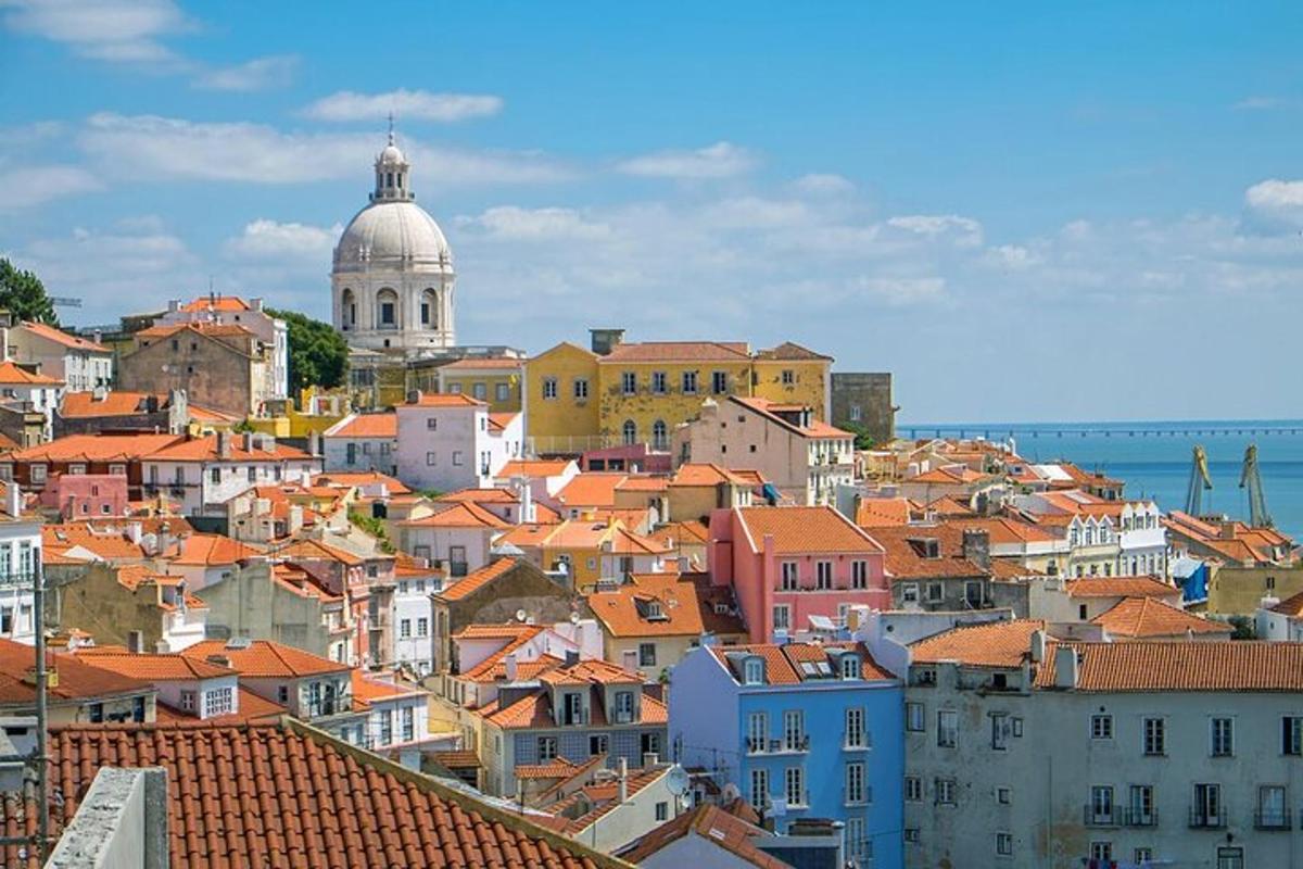 uma cidade com um monte de prédios e uma cúpula