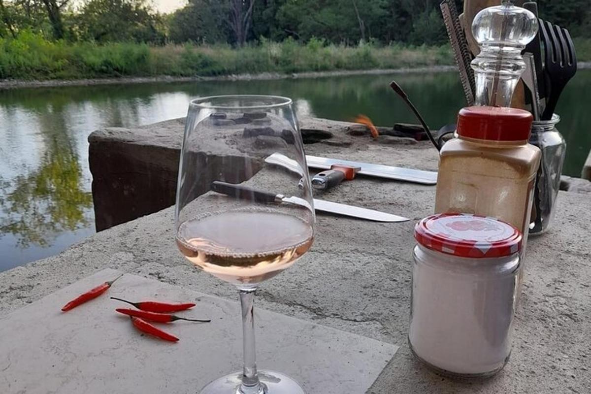 segelas wain duduk di atas meja di sebelah botol