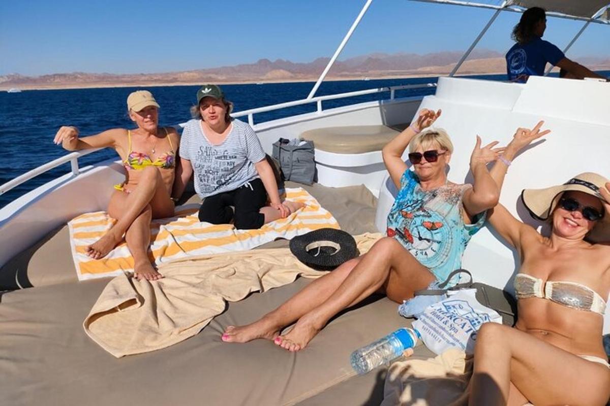 um grupo de pessoas sentadas na parte de trás de um barco