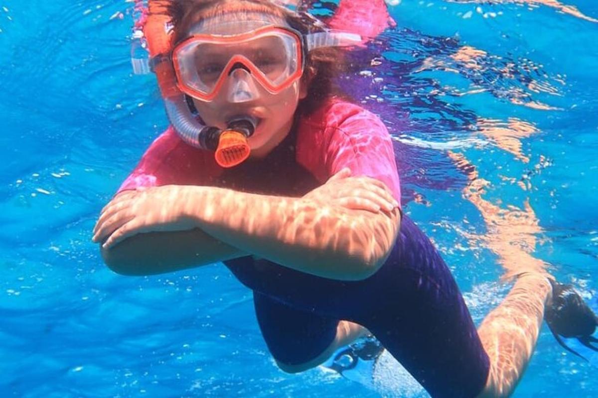 oseba, ki nosi masko in zaščitna očala v vodi