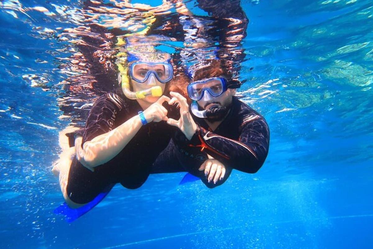 moški v vodi z masko na glavi