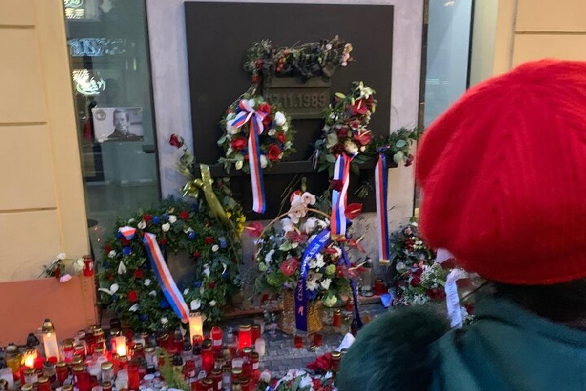 Egy piros kalapos személy karácsonyi dísztárgyat néz
