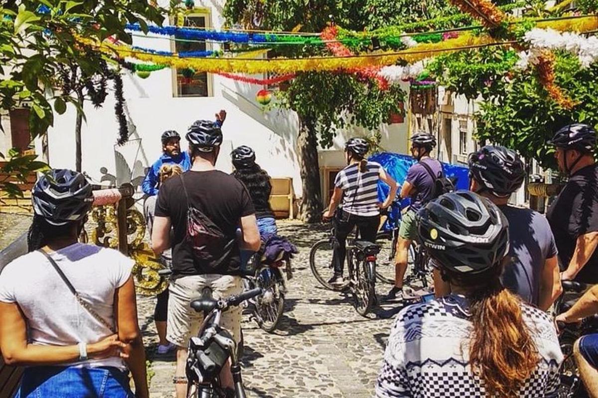 Un grupo de personas andando en bicicleta por una calle.