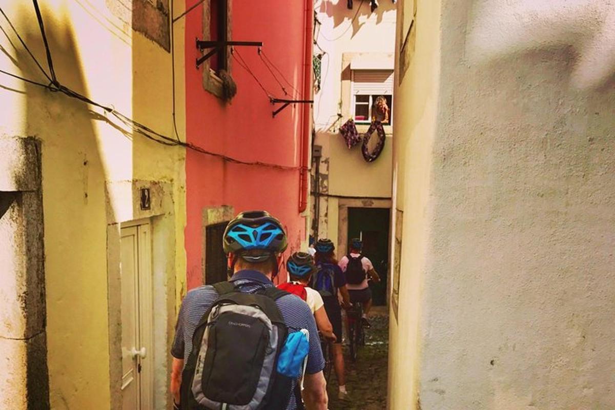 un grup de persones caminant per un carreró estret