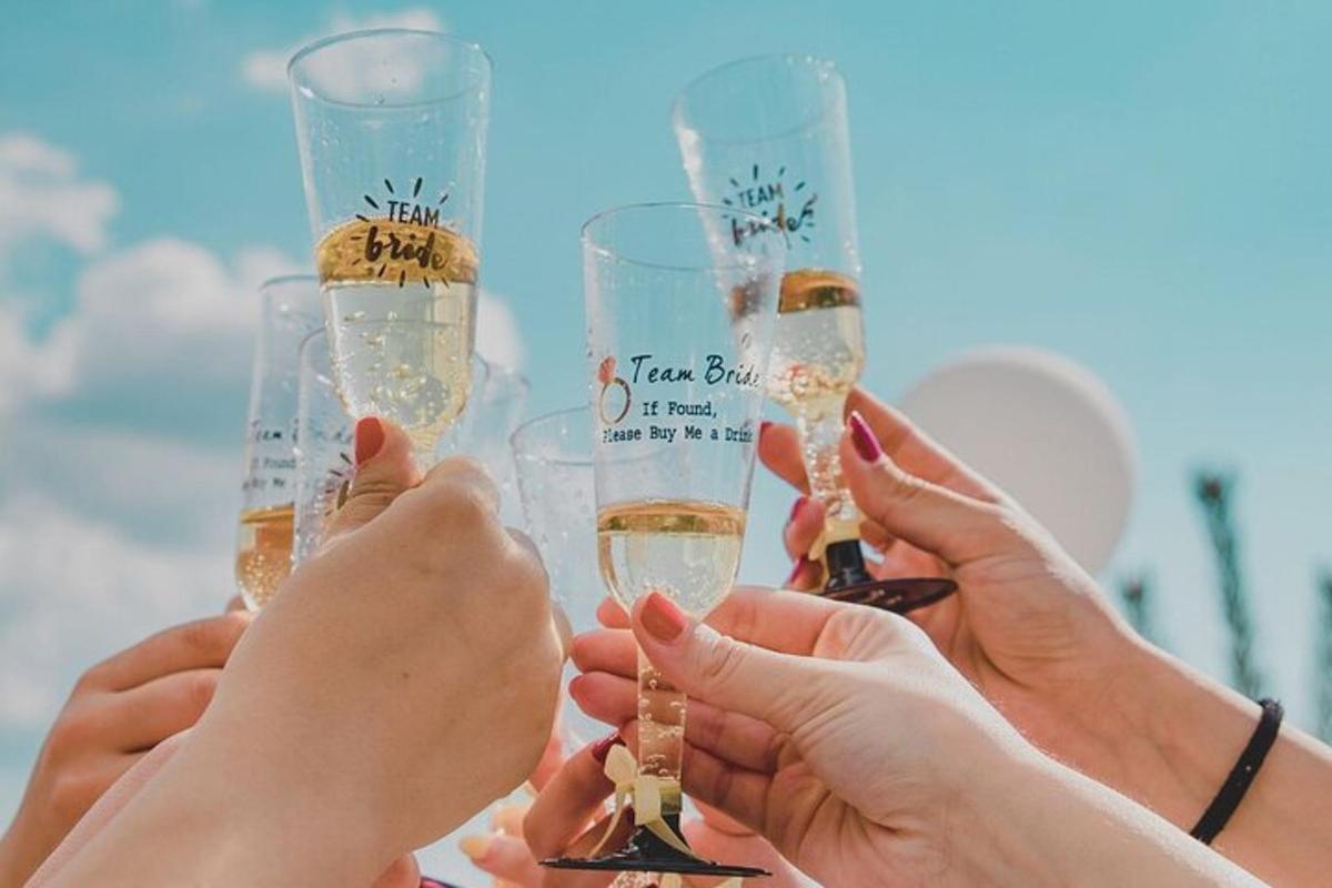 een groep mensen die champagneglazen omhoog houden