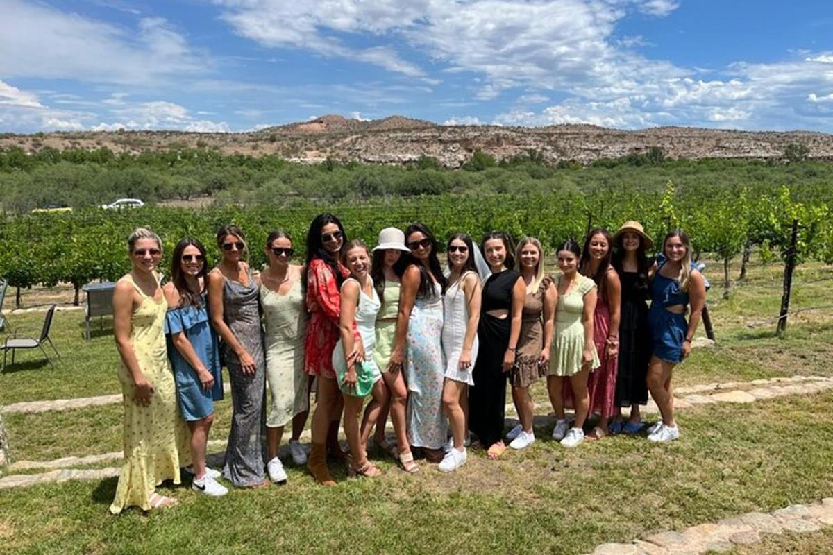 un groupe de femmes posant pour une photo dans un champ