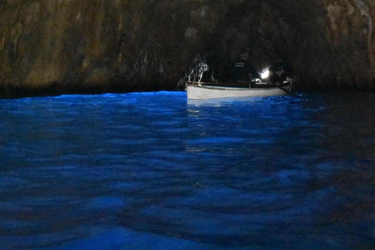 un dipinto di una barca in acqua