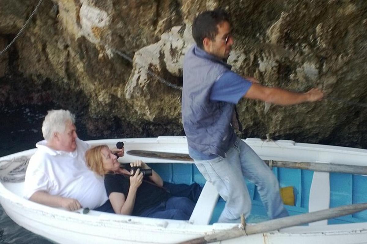 moški, ki stoji v čolnu, z žensko v njem