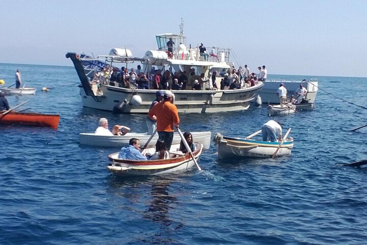 Un grupo de personas en pequeñas embarcaciones en el agua.