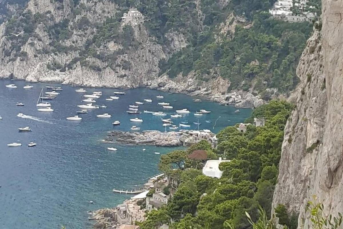 un gruppo di barche in un grande specchio d'acqua