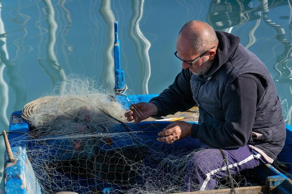 Ένας άντρας δουλεύει σε ένα δίχτυ ψαρέματος