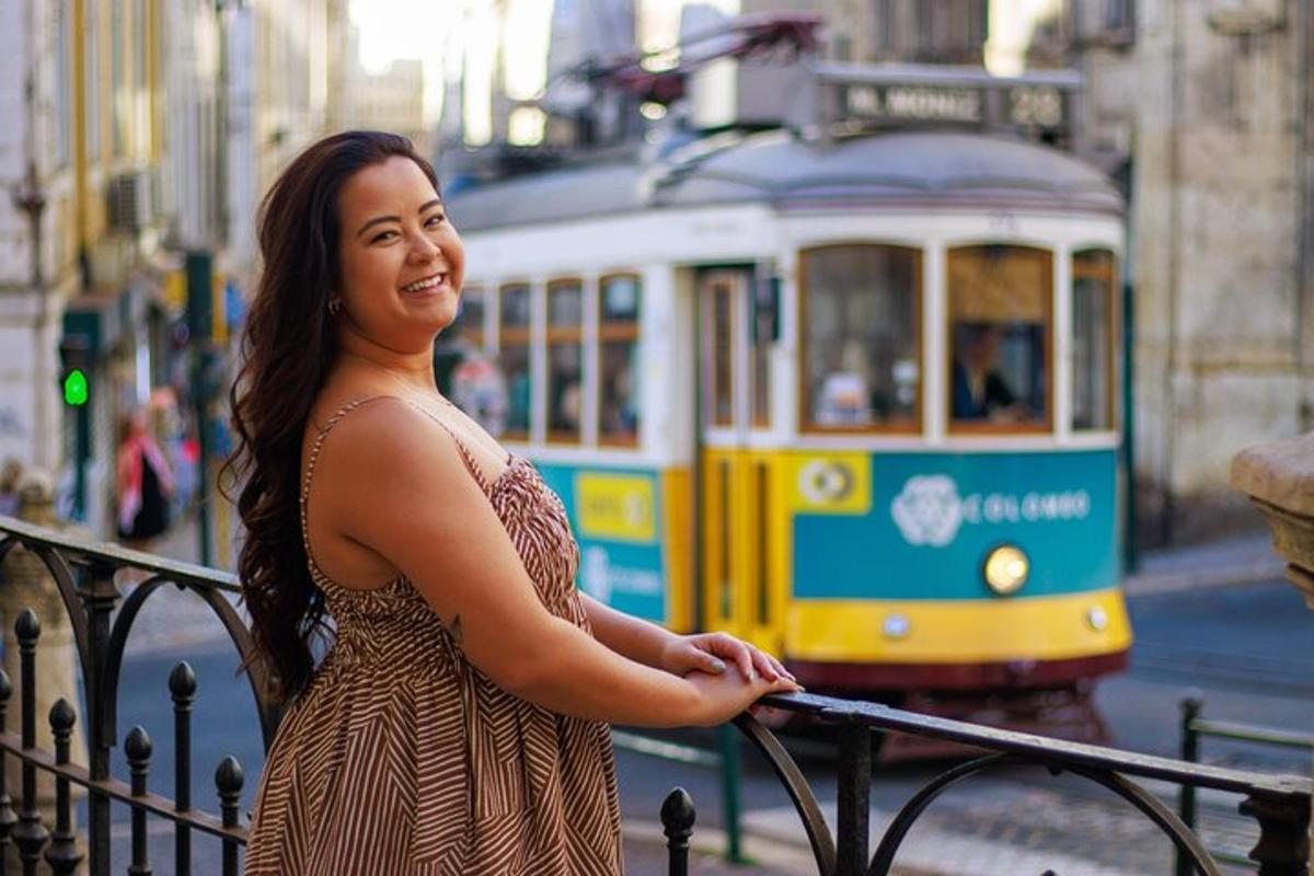 una donna in piedi accanto a un binario con un tram