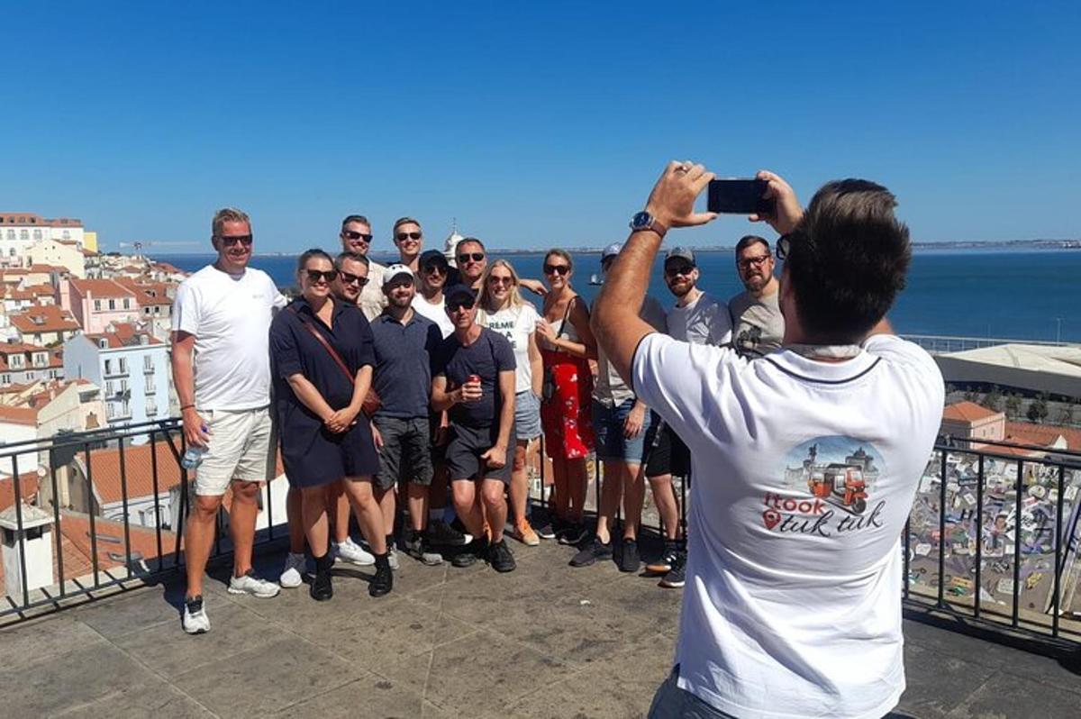 moški, ki fotografira skupino ljudi