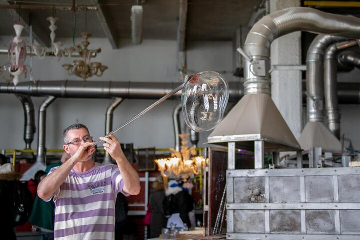 en mann som tar et bilde av en lampe i en butikk