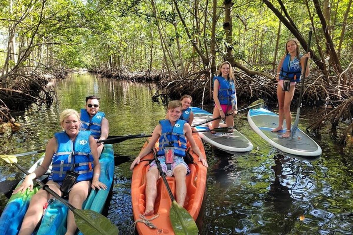 un groupe de personnes en kayak sur une rivière