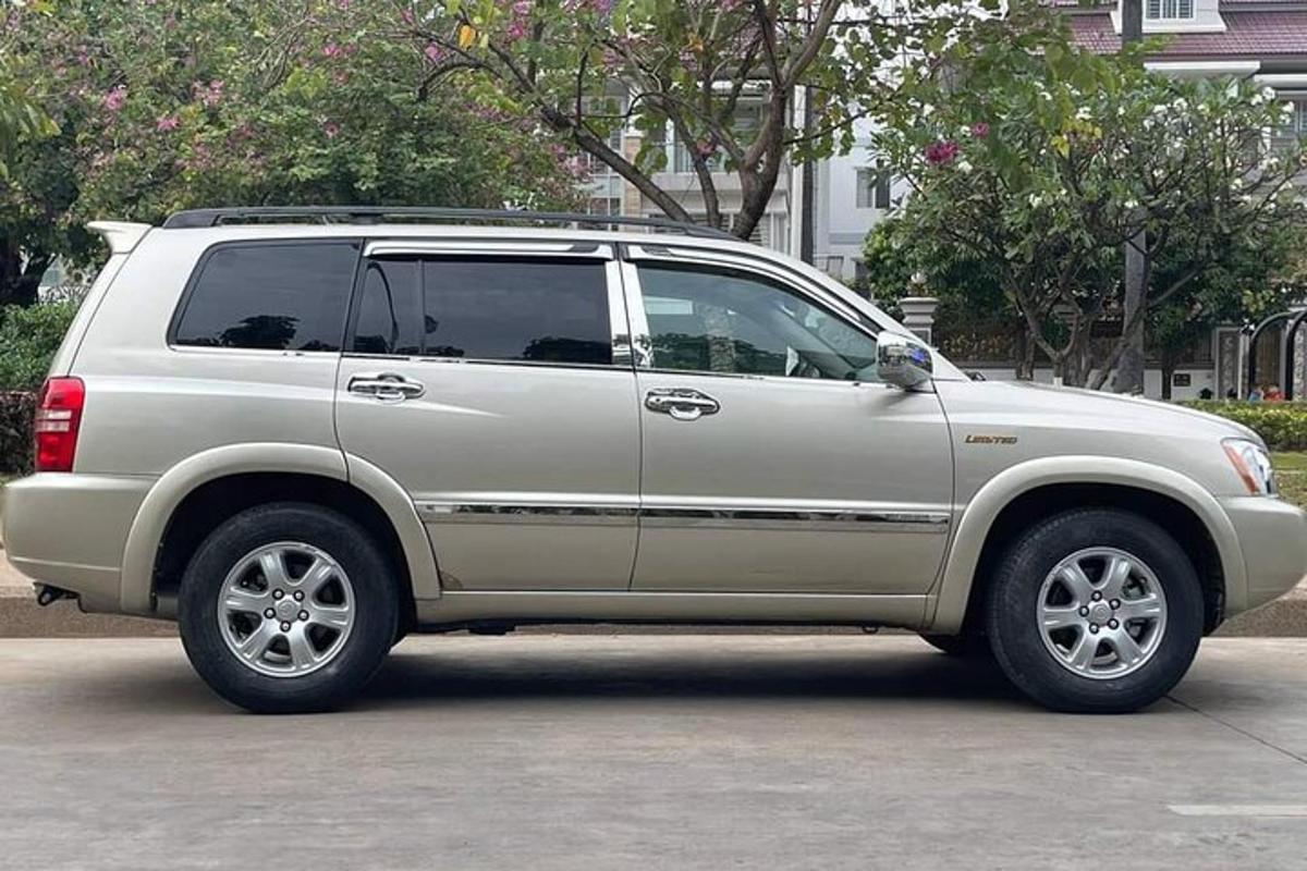 un SUV argentato parcheggiato in un parcheggio