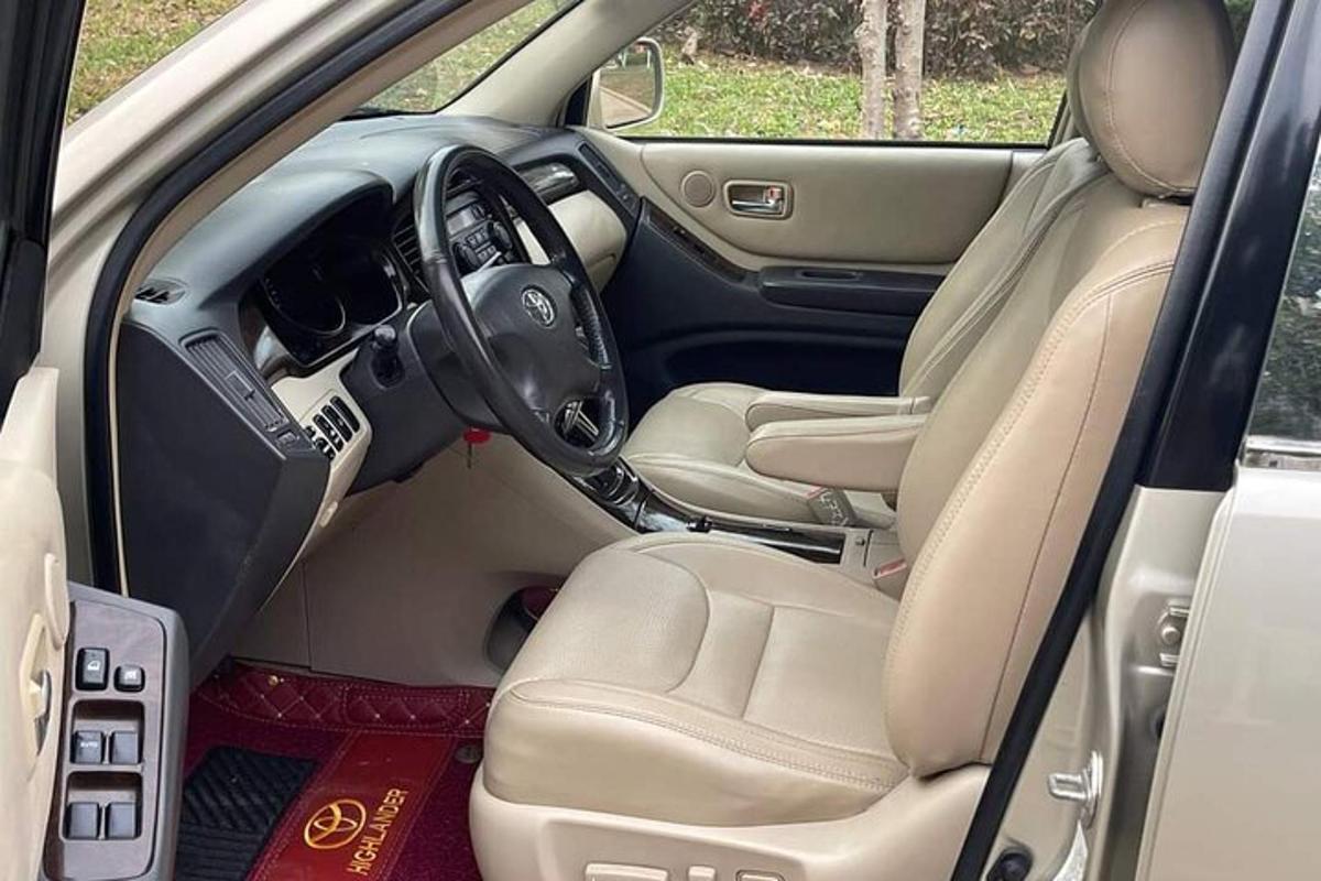 un'auto con la portiera aperta con il volante e i sedili