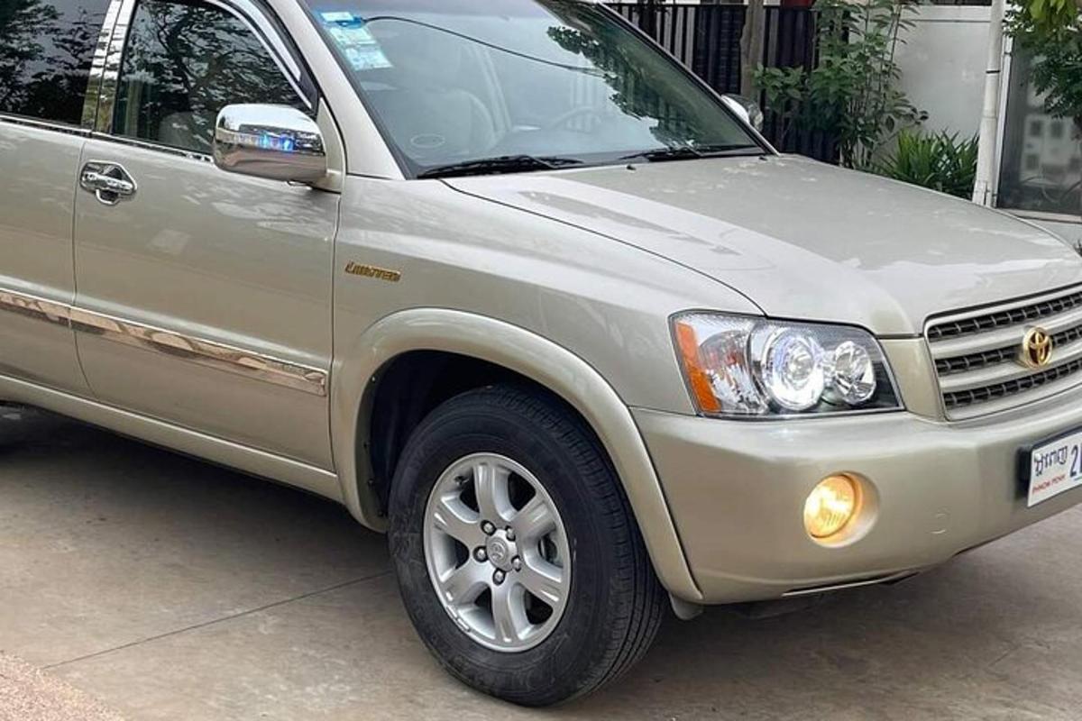 un SUV argentato parcheggiato su una strada