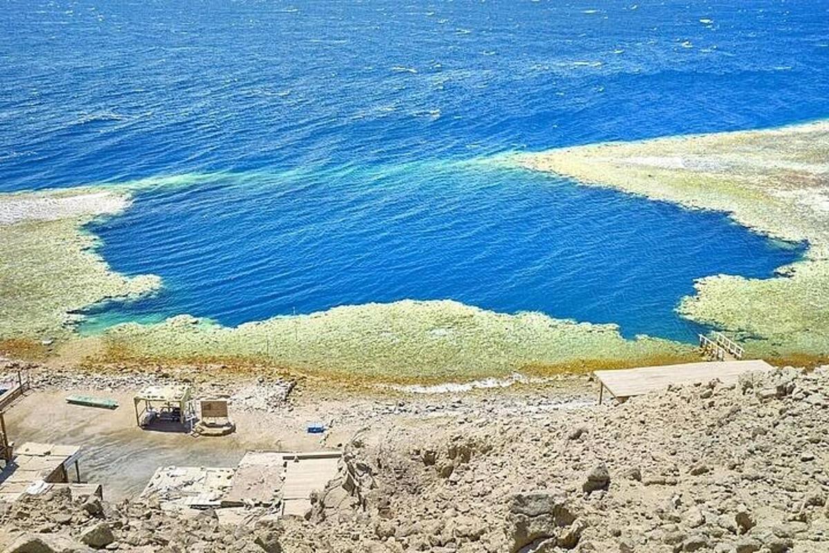vista aèria d'una illa a l'oceà