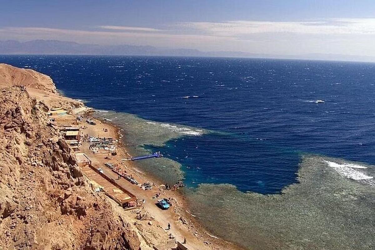 vista aèria d'una platja al vessant d'una muntanya