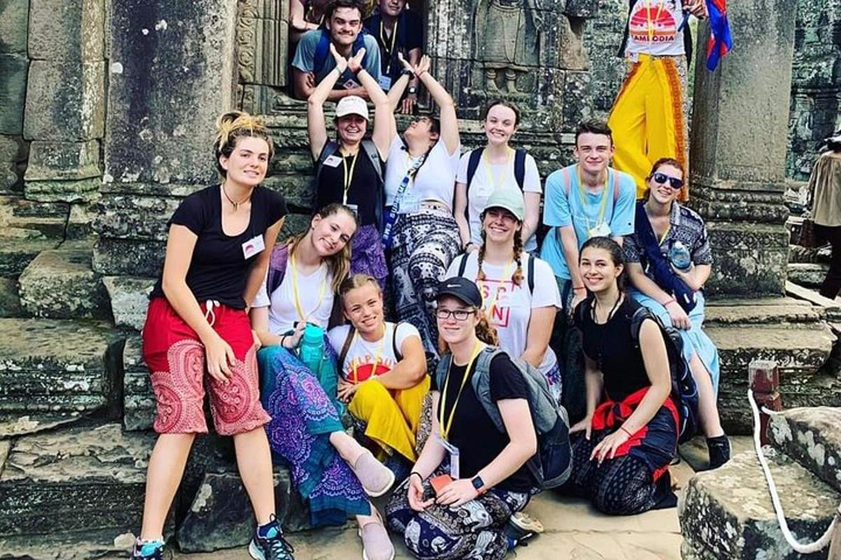 un gruppo di persone in posa per una foto davanti a un edificio