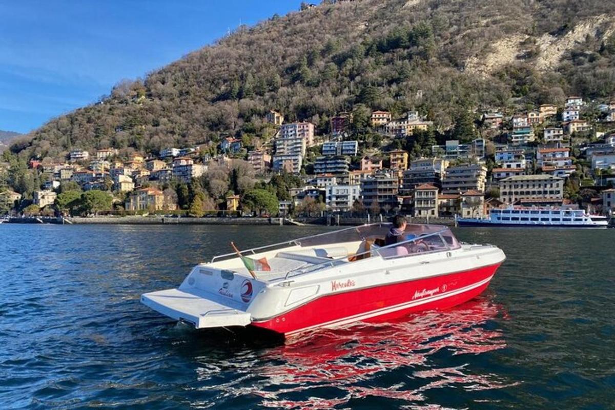 un uomo su una barca rossa e bianca nell'acqua