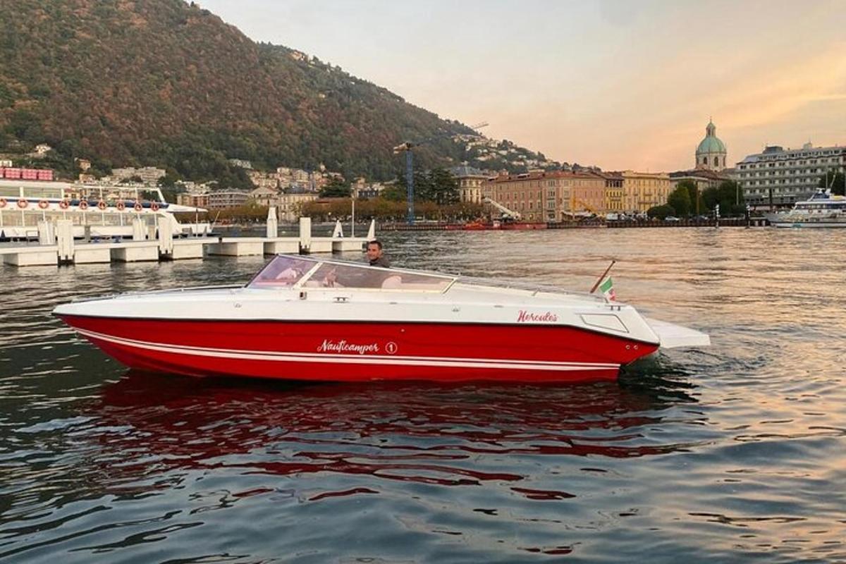 una barca rossa e bianca seduta nell'acqua