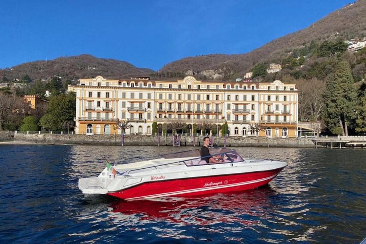 un uomo su una barca rossa e bianca nell'acqua
