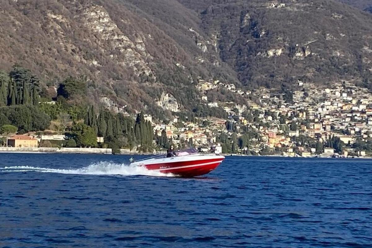 una barca rossa in mezzo a uno specchio d'acqua