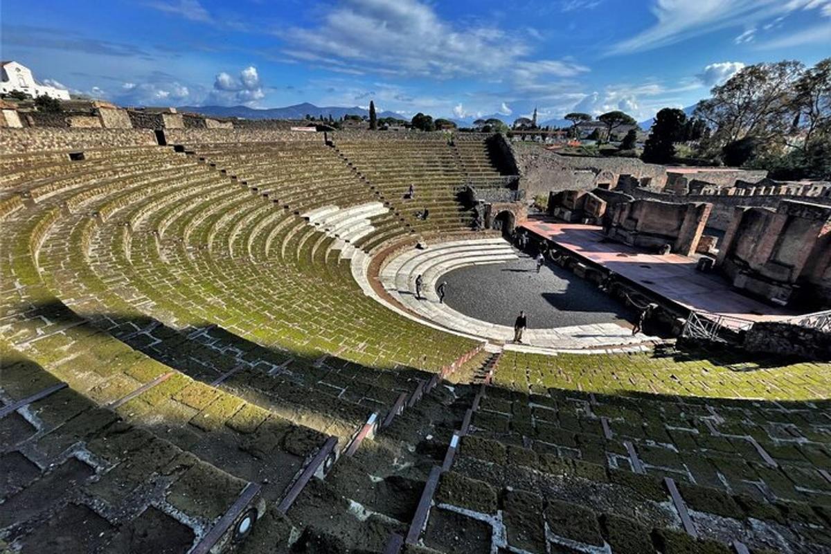 um anfiteatro vazio com um caminhão dentro