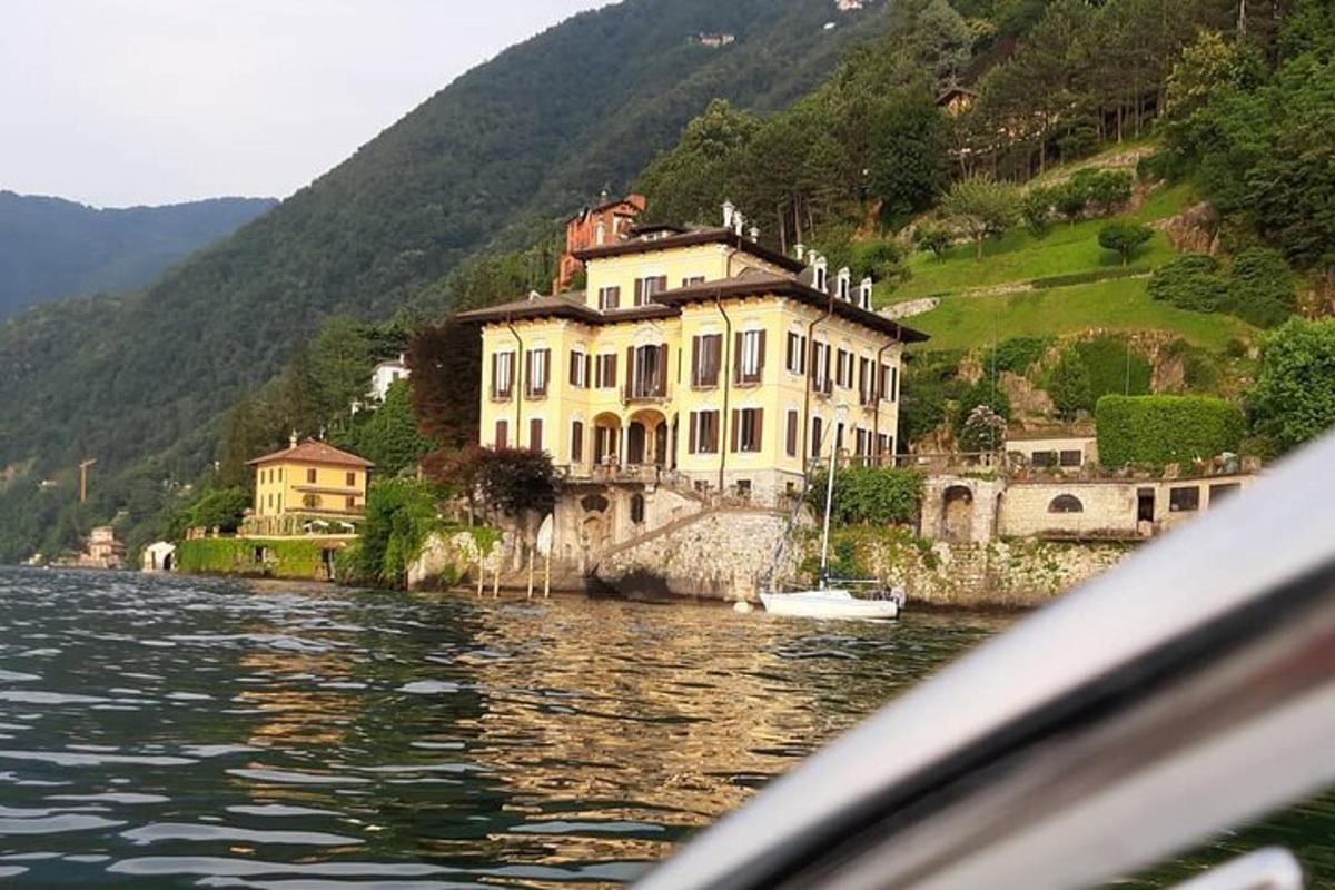 un gran edifici al costat d'una massa d'aigua