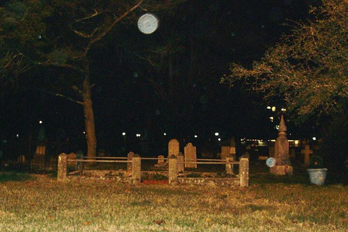 cimitero di aookyoky di notte con la luna piena